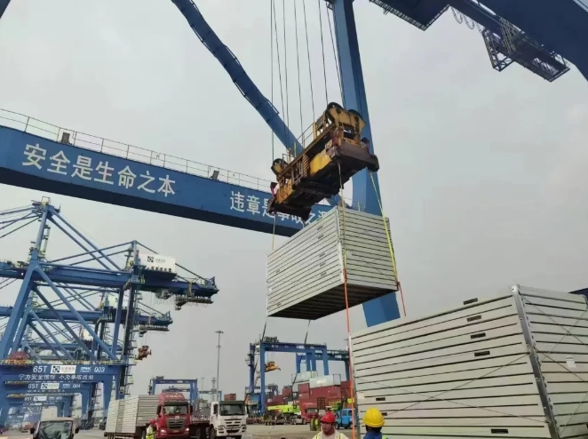 一批“預(yù)制房”從東莞港出發(fā)運(yùn)往沙特達(dá)曼港